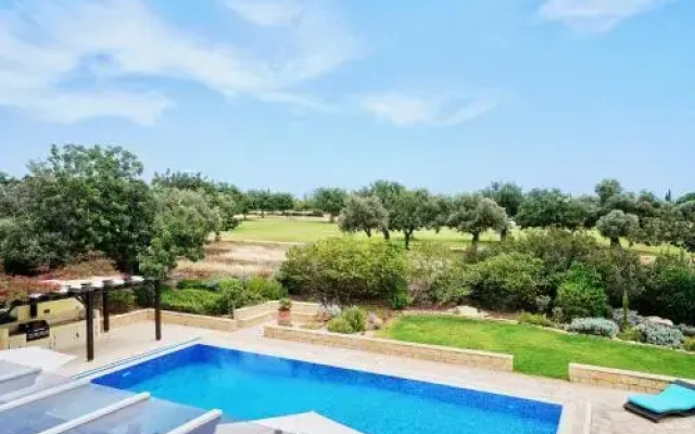 4 bedroom Villa Galinios with large private pool, Aphrodite Hills Resort