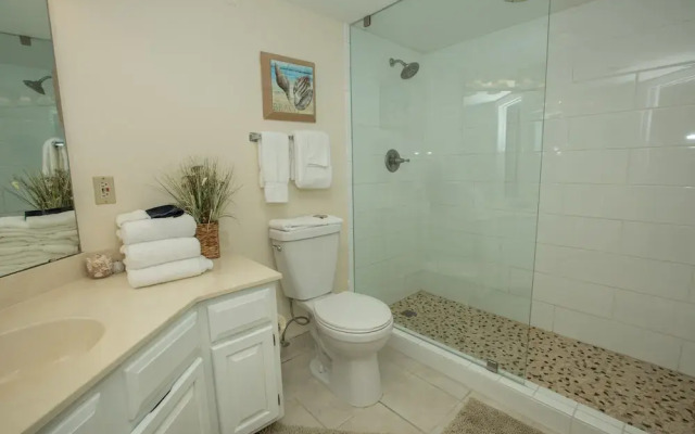 Inlet Reef 602 2 Bedroom Condo by RedAwning