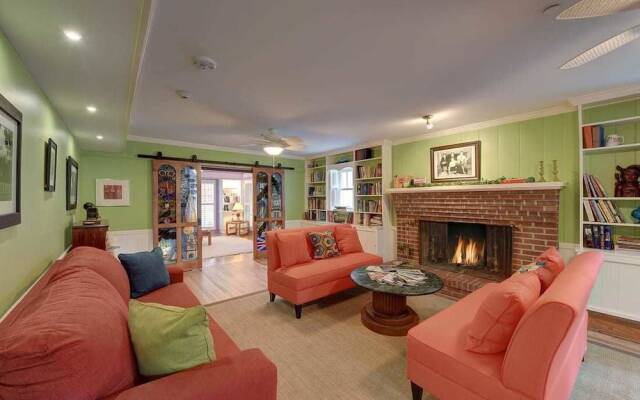 Frog Hollow - Hotel Room