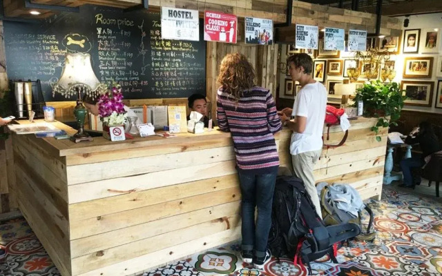 Chengdu Lazybones Lounge Hostel (Tianfu Square)