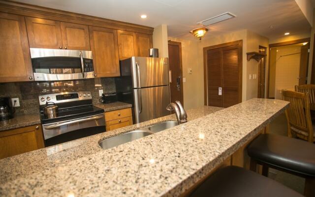 Sundial Lodge Condo Steps from Red Pine Gondola by RedAwning