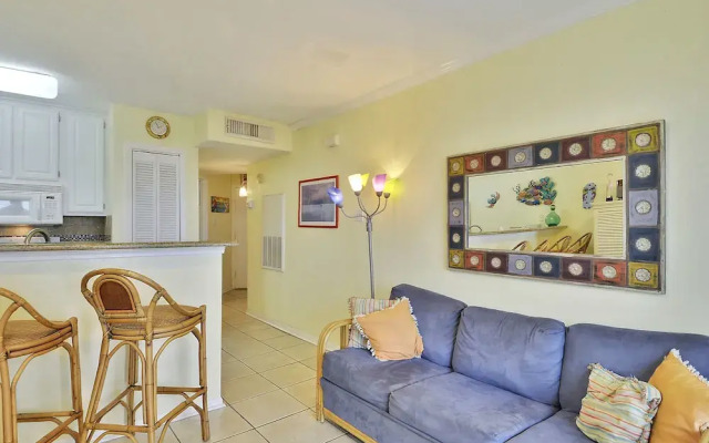 Hula Hut 1 Br condo by RedAwning