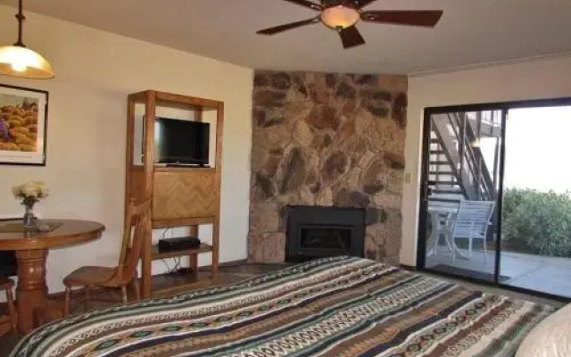 055 Lakefront Ski Getaway Cabin