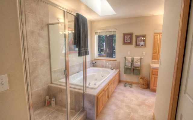 4 BR Home with Perfect Access to Activities by RedAwning