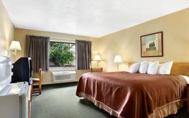 法戈豪生市中心酒店(Howard Johnson Inn Fargo Downtown)
