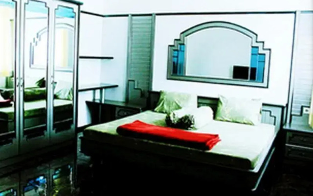 "rumah Pinus" Guesthouse & Cafe