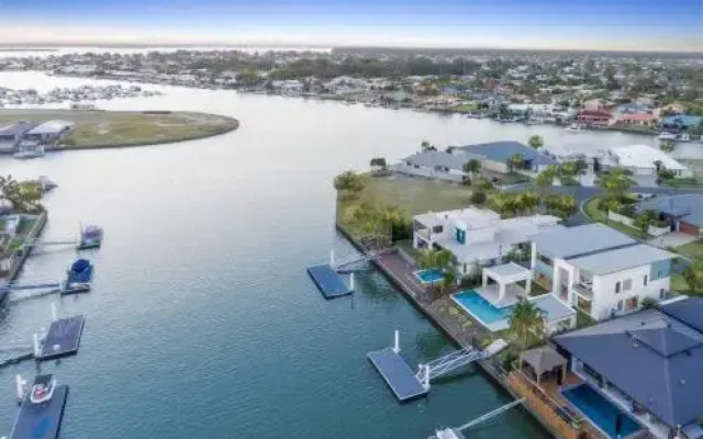 Luxury Canal Front Holiday House