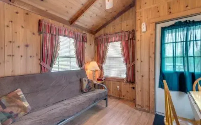 Lake Conroe One-Bedroom Cabin 4