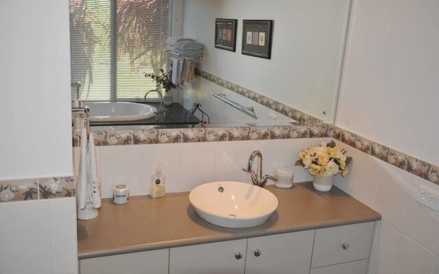 Glenelg on King Bed & Breakfast