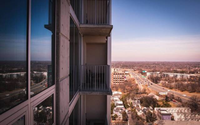 Luxurious 1BR Apt In Uptown High-Rise