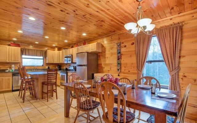 Apple Bear Lodge - Four Bedroom Cabin
