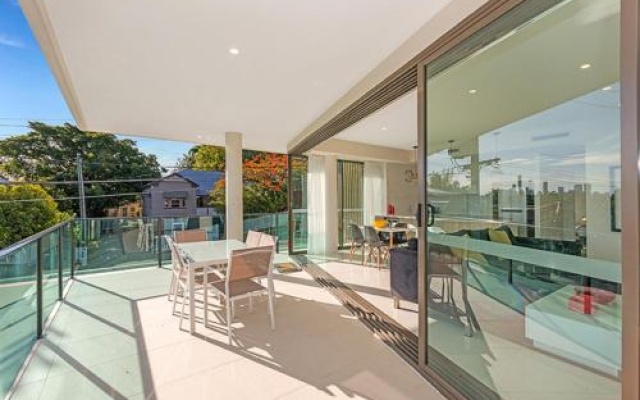 The Princess of Bulimba Executive 3BR Bulimba Apartment with Large Balcony Next to Oxford St – Balcony – Brisbane