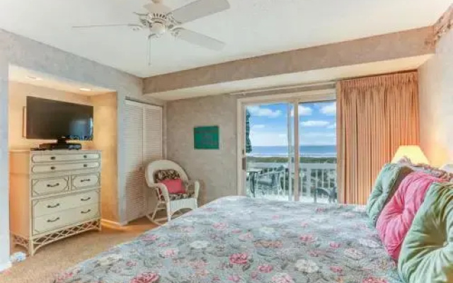 Oceanside Townhouse with Ocean View and Access to the Deck by RedAwning