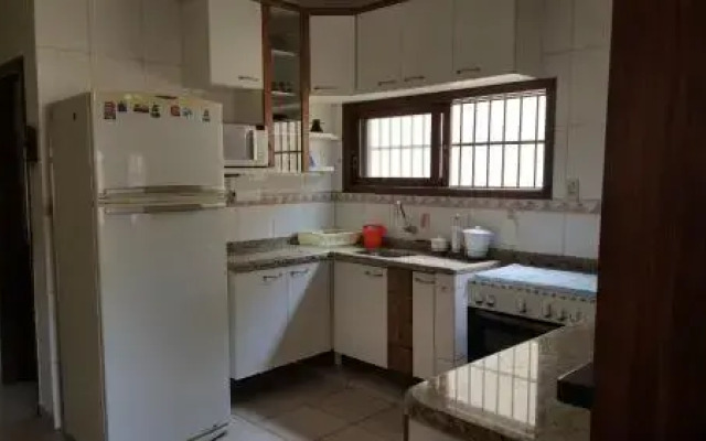 Casa espaçosa a 100m da praia Perequê Açu