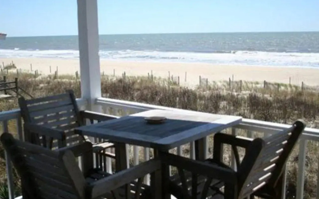 License To Chill 4 Bedroom Home by RedAwning