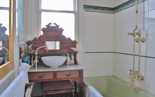 Camperdown Accommodation: Edwardia short-stay