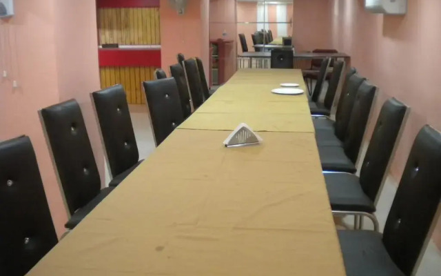 OYO 2403 Hotel Aamantran Avenue