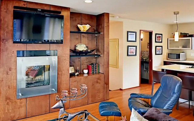 6004 SW Admiral Way Townhouse by RedAwning
