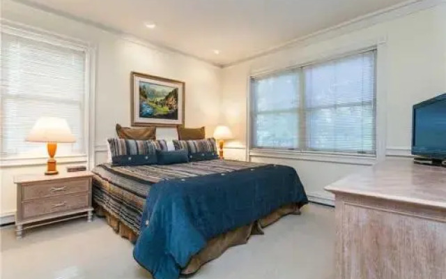 West End Splendor - 5 Bedrooms Home