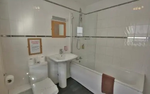 Trinity Lane - Central Cheltenham by RoomsBooked