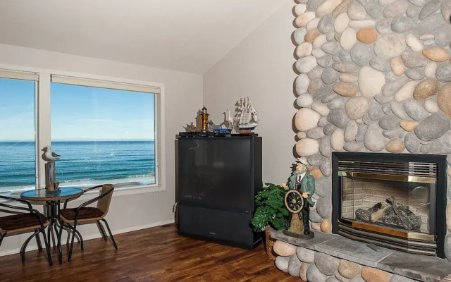 Jim's Crows Nest 3 Br townhouse by RedAwning