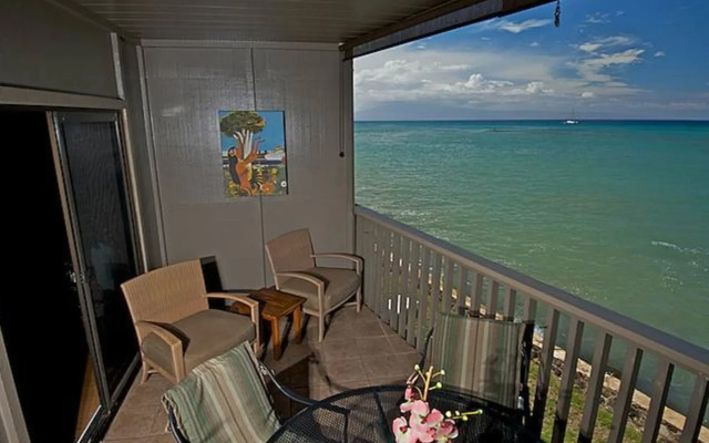 Pohailani #201 Studio Bedroom Condo by RedAwning