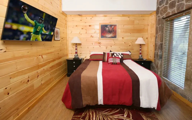 Family Valley 6 Br cabin by RedAwning