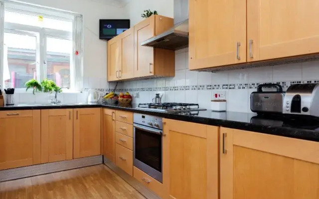 Veeve  4 Bed Home On Larden Road In Ealing