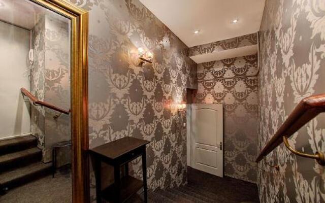 Longo on Bolshaya Konyushennaya