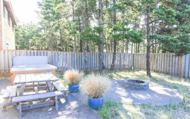 Beach Pine - 4 Br home by RedAwning
