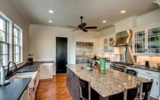 4000 Comer 5 Br home by RedAwning