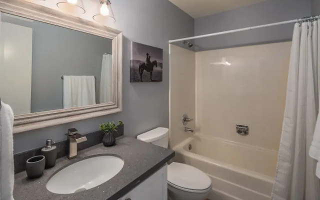 Modern 3BR With Pool Near Old Town by WanderJaunt