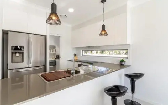 Stunning Canal Home Oh So Close To The Waterfront