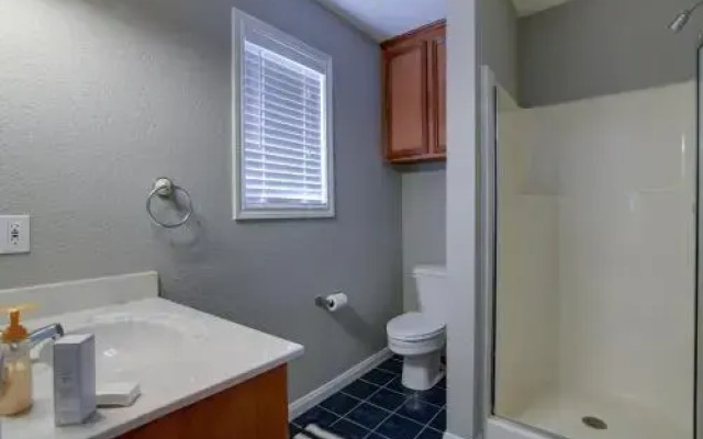 Blue Water Bungalow At Canyon Lake - 3 Br home by RedAwning