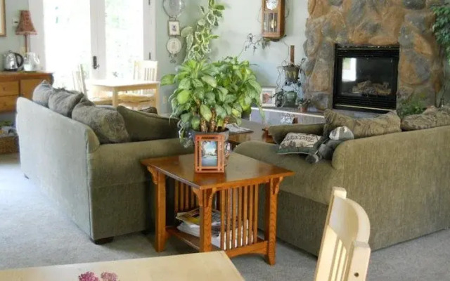 Conifer House Bed & Breakfast Inn