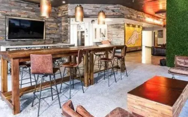 UT Social Suite + Pool + Gym