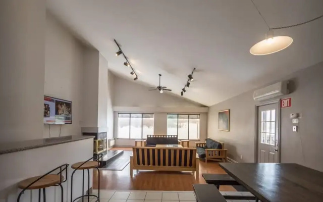 7 Bedroom Blue Mountain Chalet with Sauna & Hot Tub #35L