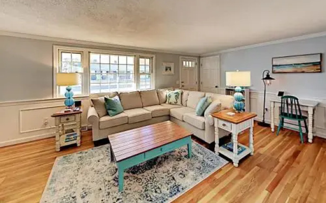 Charming Cape Cod - 3 Br Home
