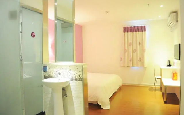 V8 Hotel Jiaokou Subway Branch