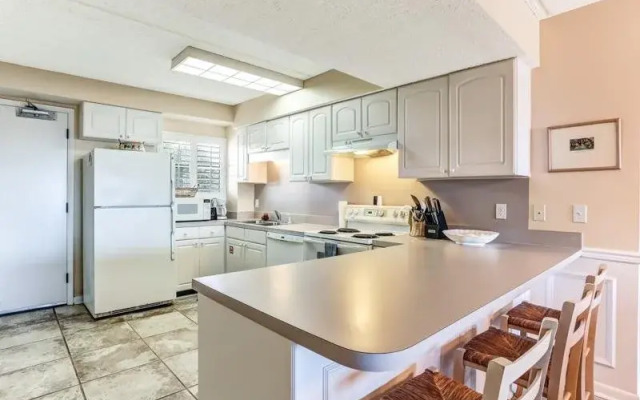 Enchanting Ground Unit Condo Few Steps Away from the Ocean Side by RedAwning