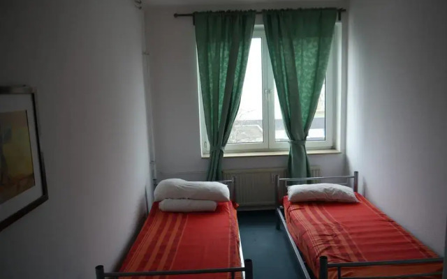 Wira Guesthouse 112 - Hostel