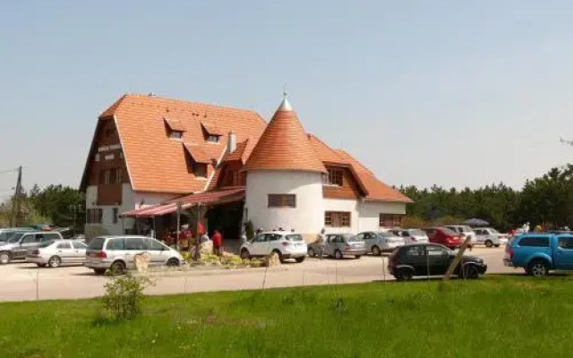 Kádárta Vendéglő Panzió