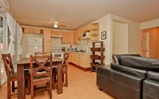 Private townhome 2 blocks from the beach and restaurants