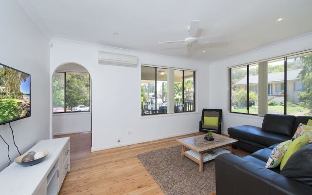 Blue Swimmer, 33 Danalene Parade