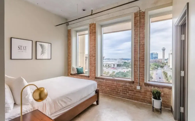 Stunning Bright & Airy Space w/ Amazing Views!