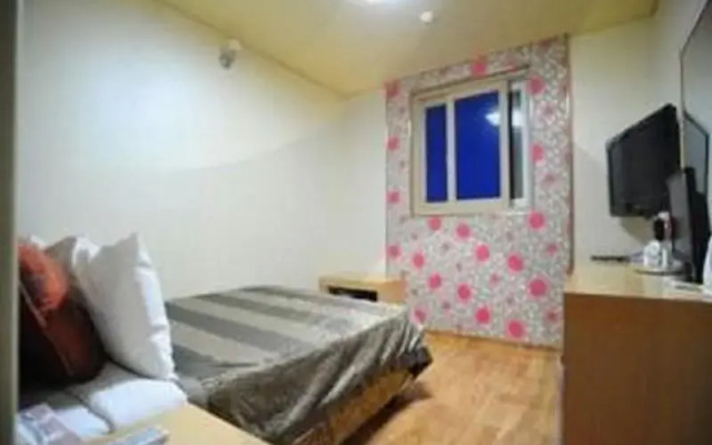 Goodstay Moon Hotel
