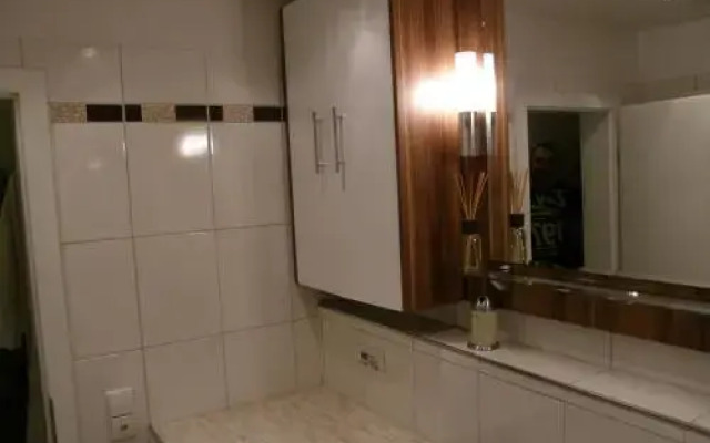 Das Schneckenhaus - Ferienwohnung mit Pool & Seeblick