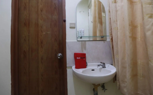 RedDoorz Plus @ Cempaka Putih Timur