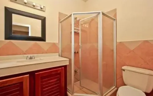 Private townhome 2 blocks from the beach and restaurants