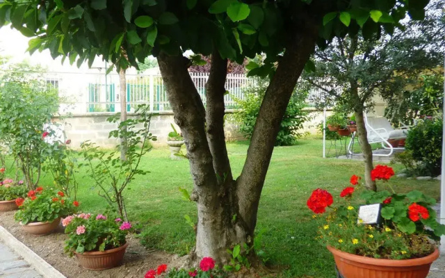 Villa Milano Laghi - Il Giardino Fiorito B&B